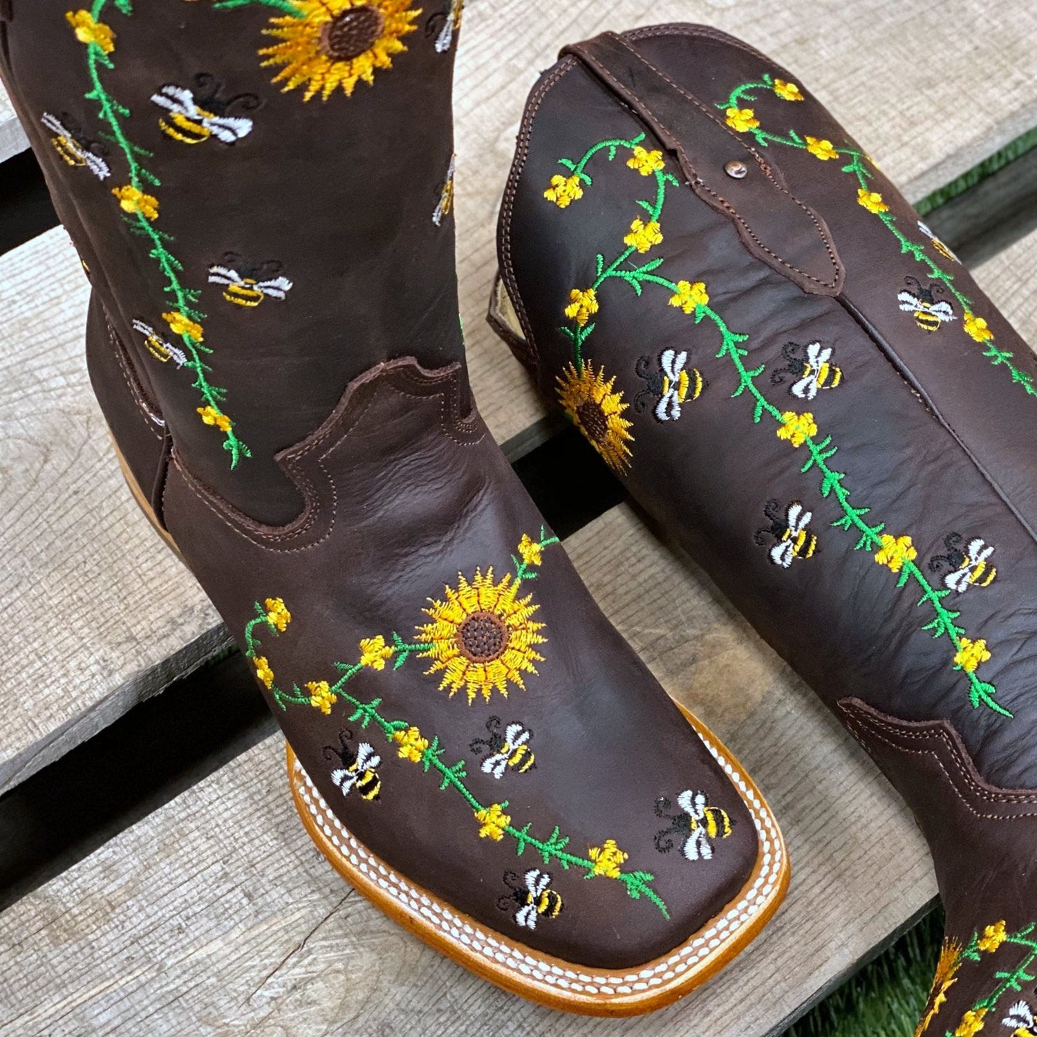 Women Bee Flower Embroidered Cowgirl Boots