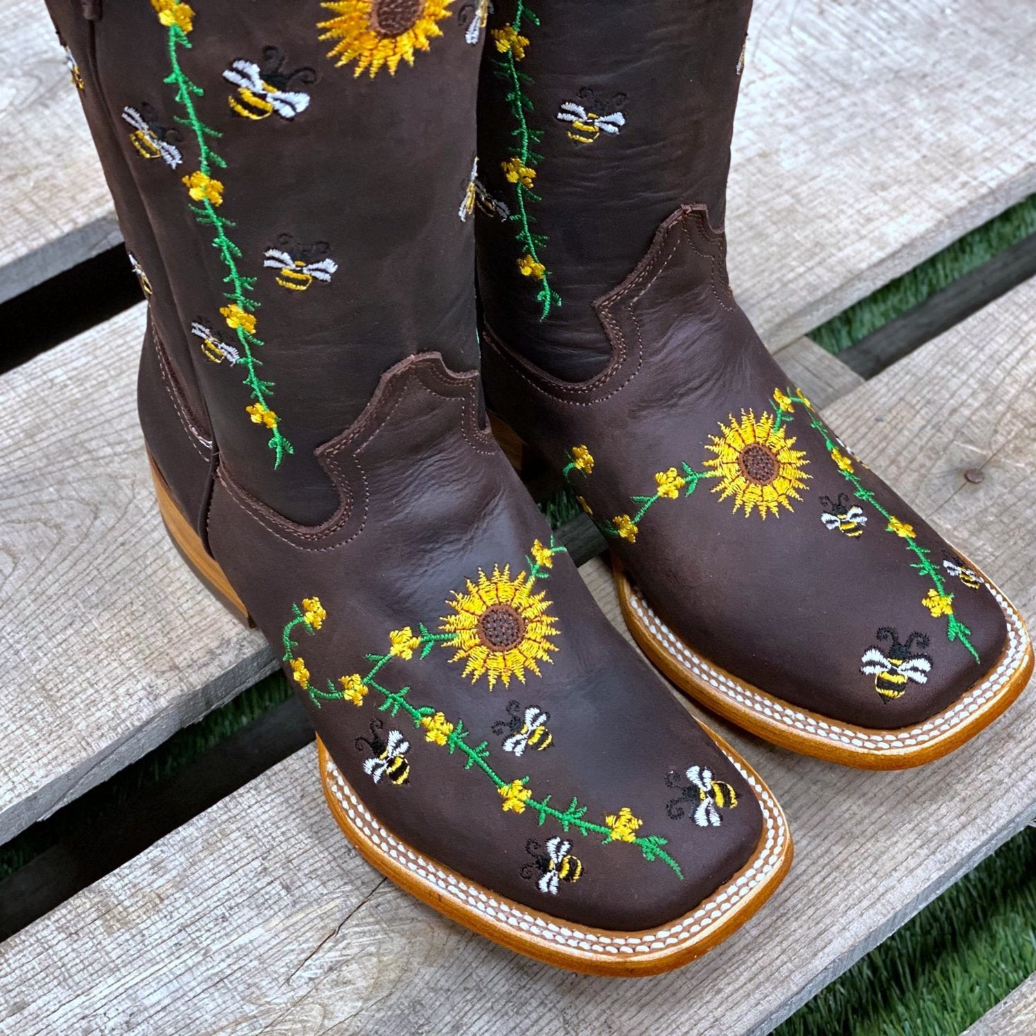 Women Bee Flower Embroidered Cowgirl Boots