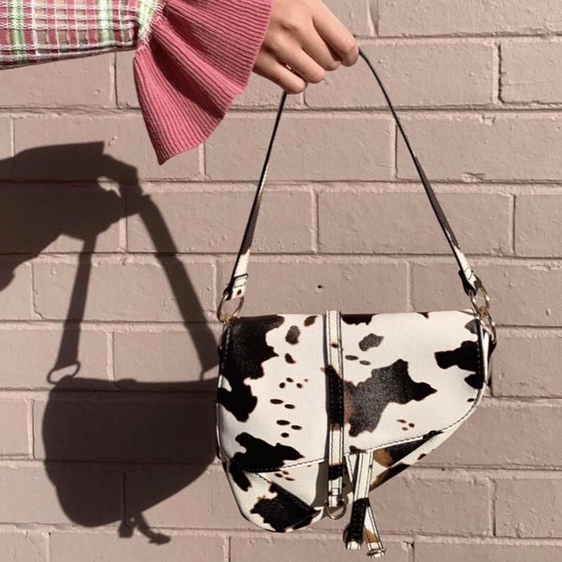 Cow stripe one - shoulder saddle hand bag